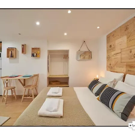 Garrafeira, Typical Apartamento *